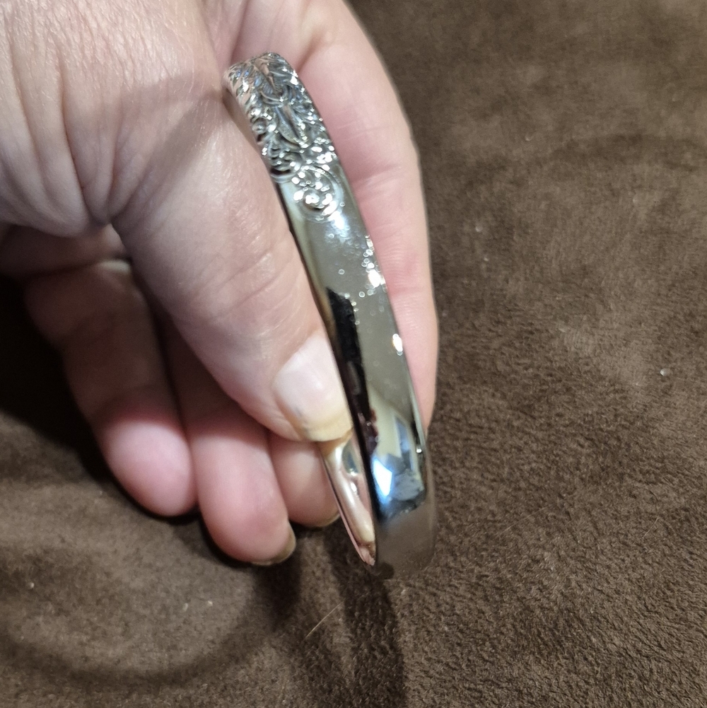 Elegant Floral W & D Silver tone Floral Bangle - Picture 7 of 9